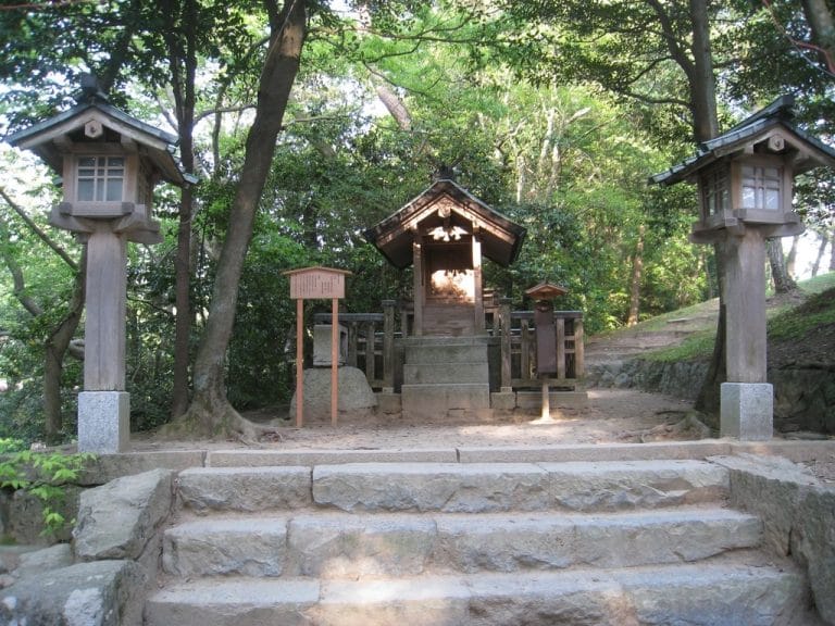 【素鵞社(そがのやしろ)】神の砂で縁結びパワーアップ!〜出雲大社の歩き方〜 – 出雲大社の歩き方